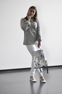 New Look: Weiße Jeans, Wollpulli und silberne Sandaletten