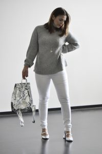 White & Silver Chic: Weiße Jeans, Wollpulli und silberne Sandaletten