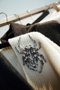 Wunderschöne Kollektion von Giada Benincasa - ich liebe die bestickten Pullis, hier mit einer Spinne (Quelle: Le Bureau)
