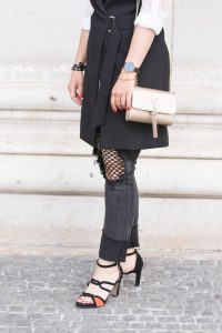 Black & White Look: Destroyed Jeans, Lace Blouse & Valentino Crossbody Bag
