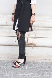 Black & White Look: Destroyed Jeans, Lace Blouse & Valentino Crossbody Bag
