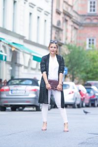 Streetstyle: Cardigan mit Lochmuster, Pastellfarben und Foldover Bag