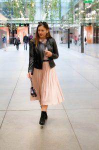 Day Outfit und Abend Look: Rosa Plissee Rock kombiniert zu schwarzer Lederjacke und Stiefeletten mit Blockabsatz