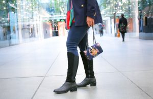Outfit: Streifenbluse, Marineblauer Blazer, Lederstiefel & Crossbody Bag
