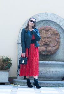 La Dolce Vita - Mein heutiger Look ersrahlt im frühlingshaften Italian Style: Rotes Spitzenkleid mit Taillengürtel, hochwertige Lederjacke und schwarze Stiefeletten