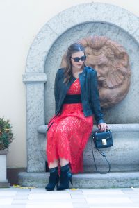 La Dolce Vita - Mein heutiger Look ersrahlt im frühlingshaften Italian Style: Rotes Spitzenkleid mit Taillengürtel, hochwertige Lederjacke und schwarze Stiefeletten