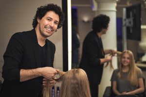 Haarwäsche mit den neuen GARD Produkten bei einem Münchner Luxus-Frisör sowie Haarstyling durch Boris Entrup inklusive exklusiver Styling Tipps