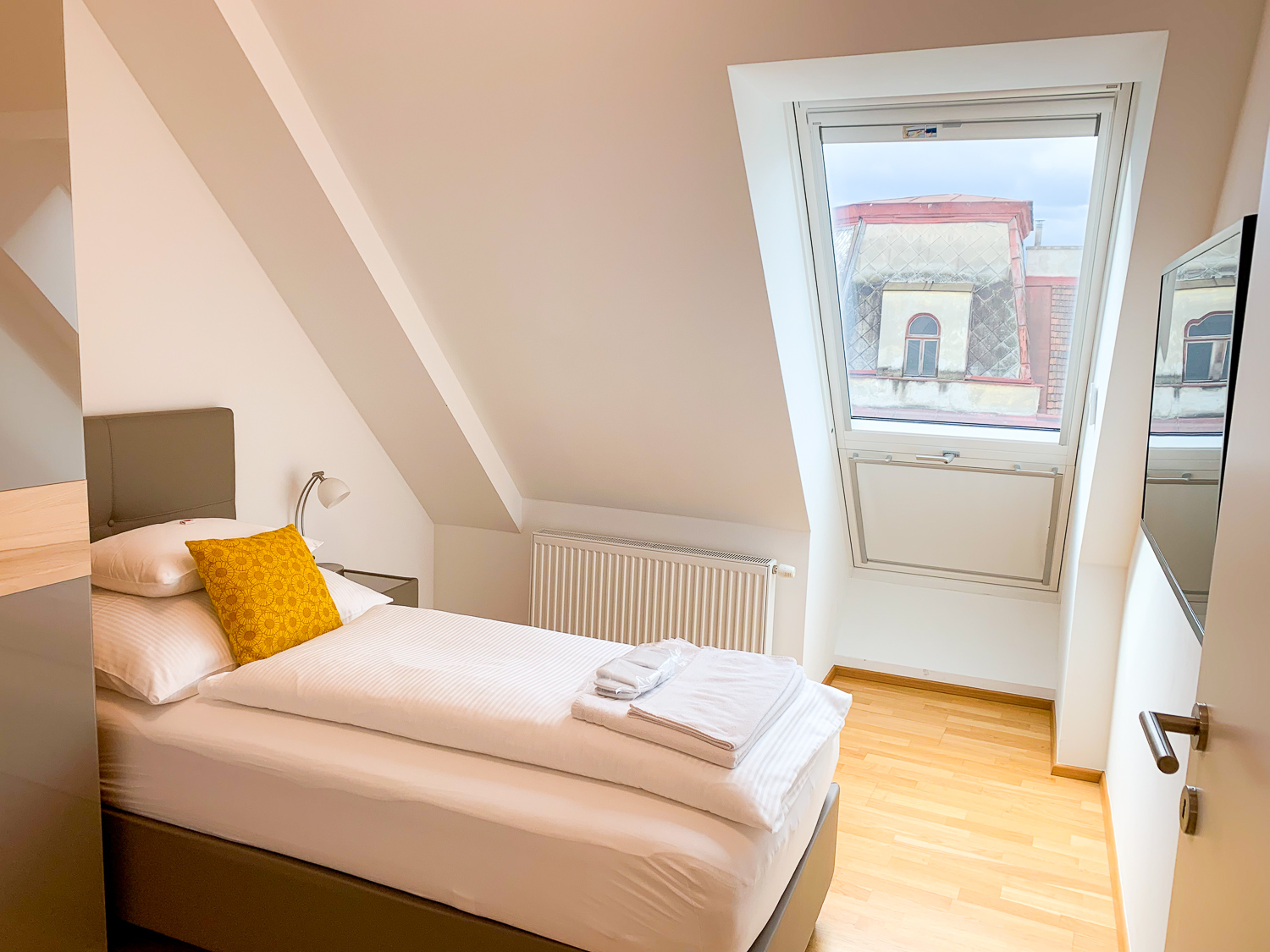 Schlafzimmer mit Einzelbett in den Vienna Grand Apartments, einer Alternative zum Hotel in Wien
