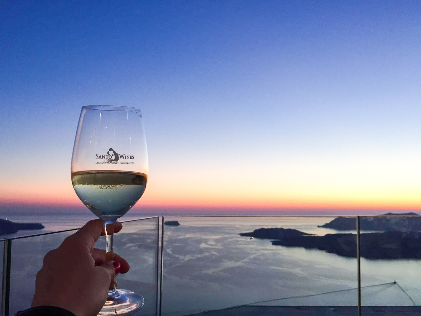 Santorini Sonnenuntergang Glas Wein am Meer